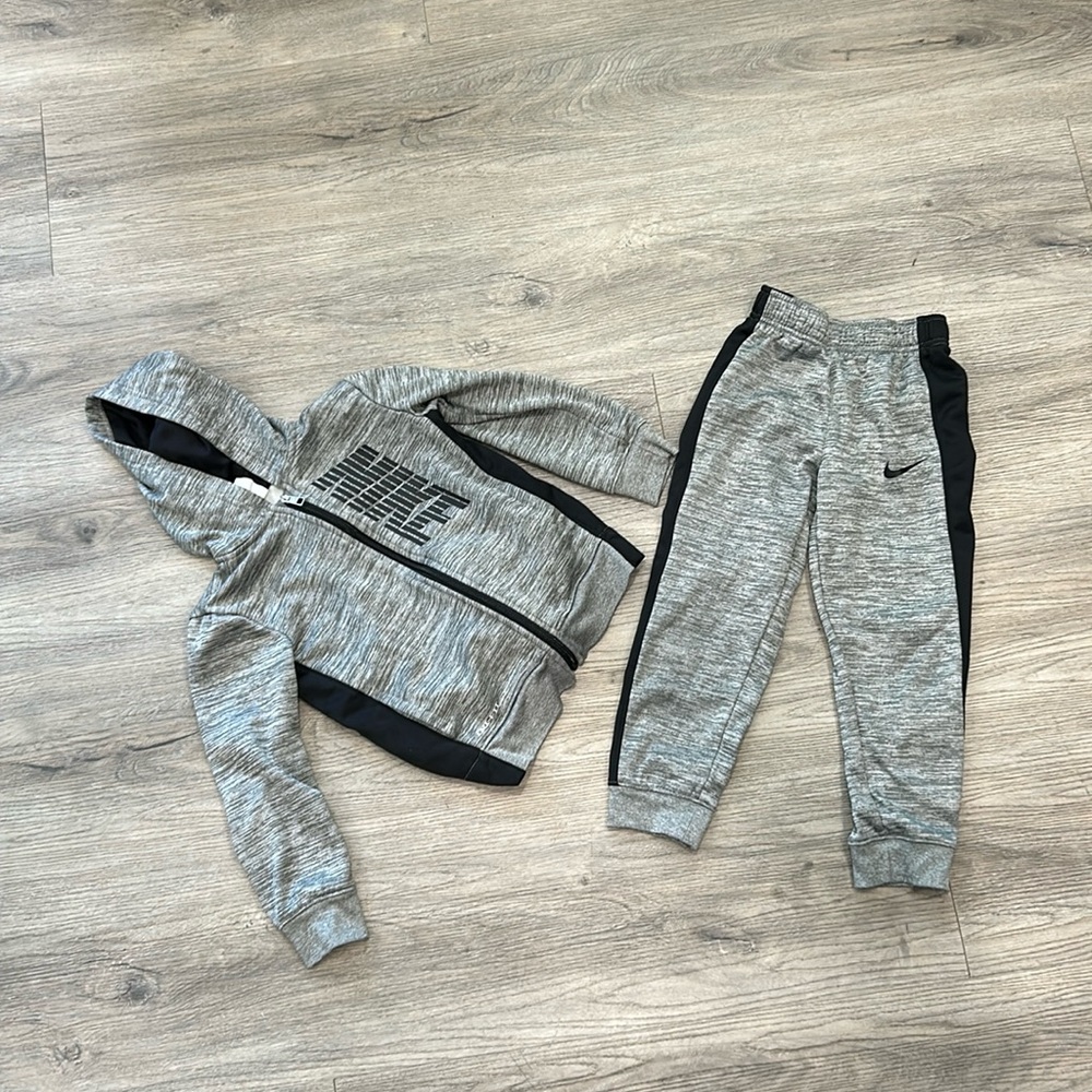 Nike boy size 6(M)
